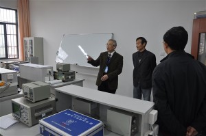 专家组参观校内实训基地