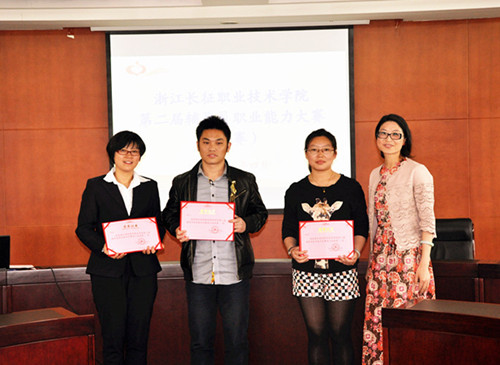 党委副书记张乐弟为获奖选手颁奖